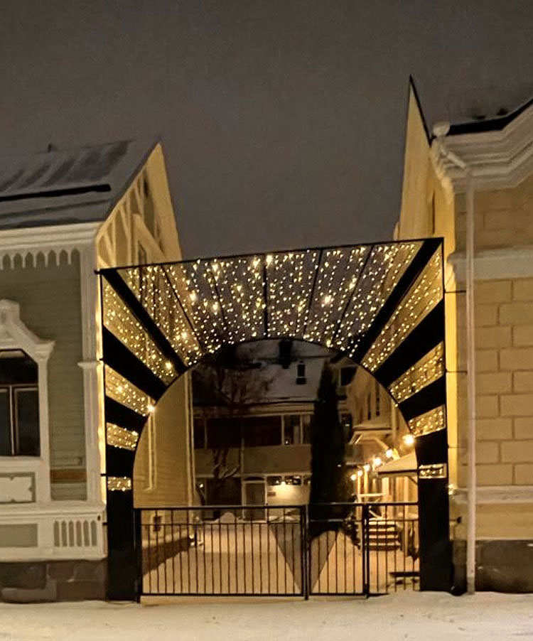 Oulun Piispantalon valaistu portti